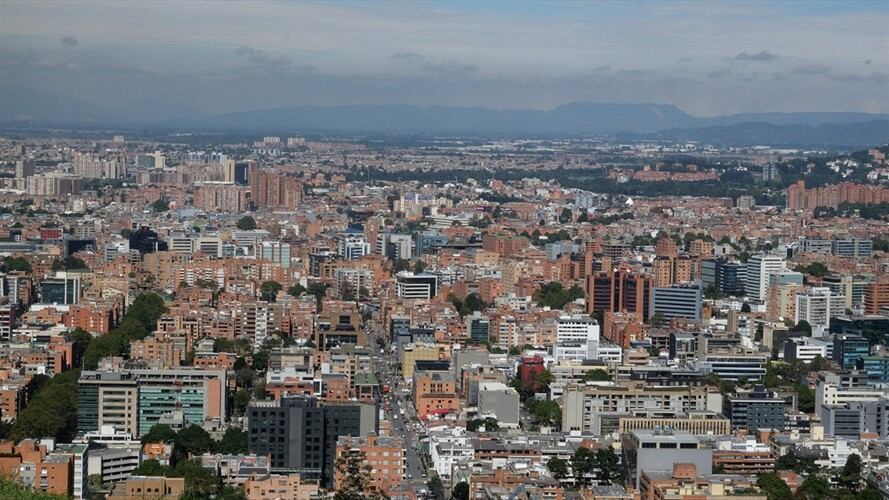 Plaza Principal, ubicado en La Calera (norte de Bogotá), espera miles de turistas de distintas partes del país y del mundo. Foto: Getty Images | Vista de Bogotá desde La Calera