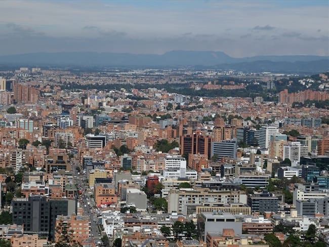 Plaza Principal, ubicado en La Calera (norte de Bogotá), espera miles de turistas de distintas partes del país y del mundo. Foto: Getty Images | Vista de Bogotá desde La Calera
