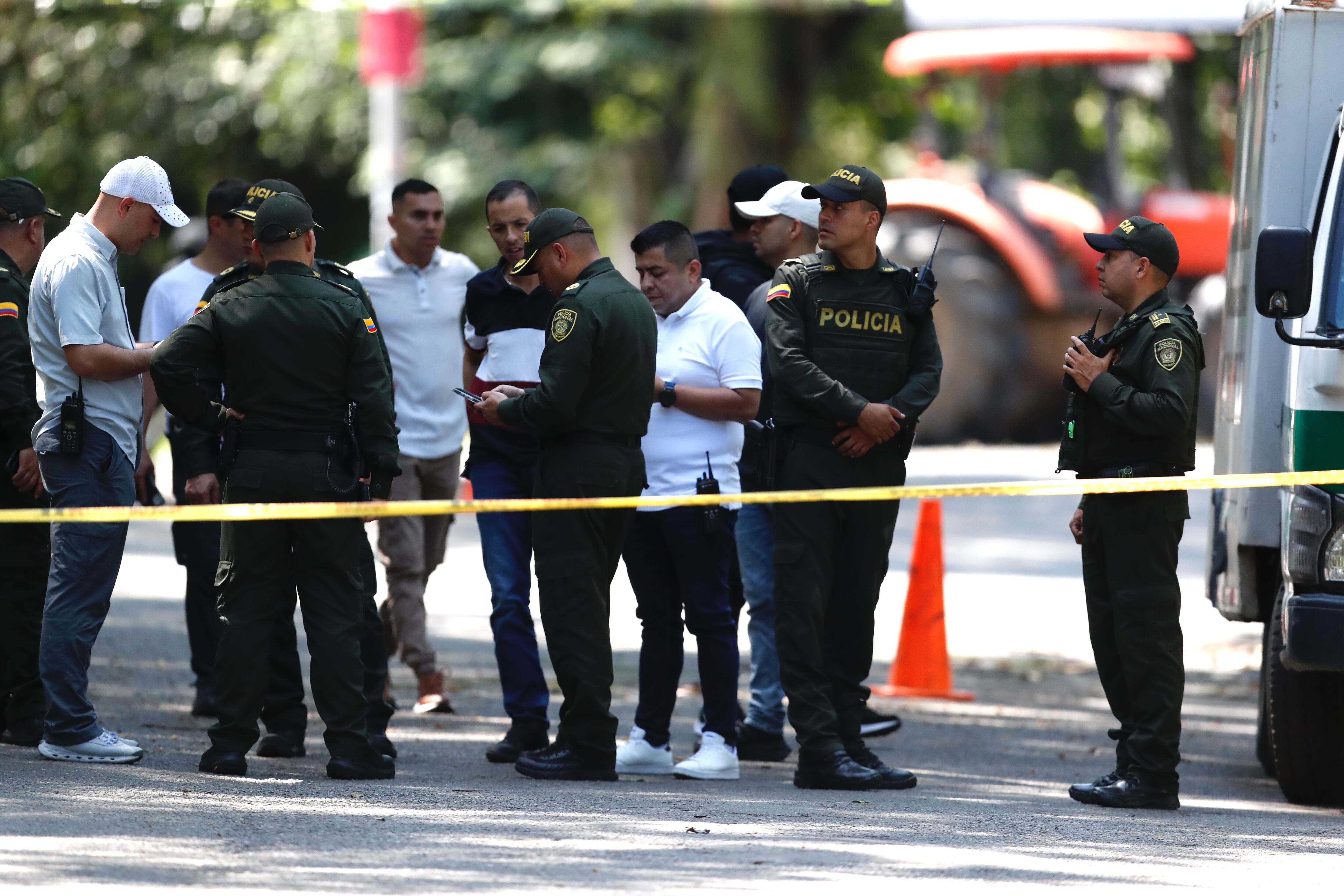 Policías acordonan la zona donde explotó una motocicleta en un puesto de control de la Policía de Colombia, este sábado en zona urbana de Jamundí (Colombia). EFE / Ernesto Guzmán