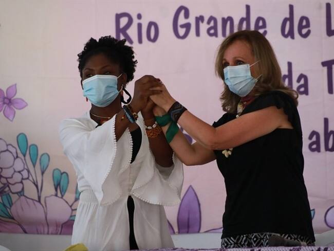 La congresista y la ganadora al Premio Ambiental Goldman hablaron en Sigue La W del espacio de la mujer en la política en un país que nunca ha tenido presidenta.. Foto: Twitter: @angelamrobledo
