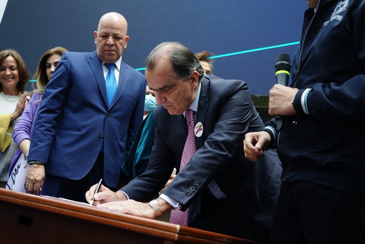 Óscar Iván Zuluaga inscribió su candidatura presidencial