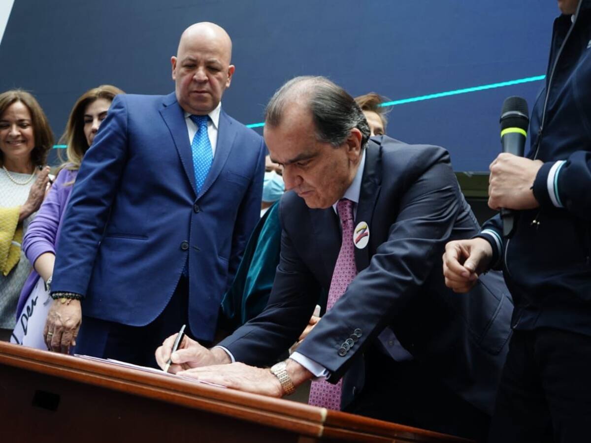 Óscar Iván Zuluaga al Centro Democrático: “reserven el voto presidencial para el 29 de mayo”