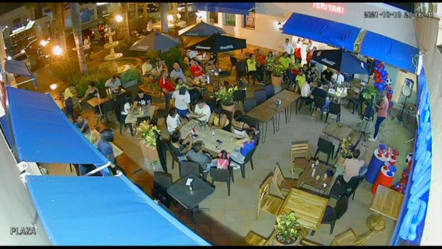 El robo se registró la noche del domingo en el Centro Comercial La Mansión. Crédito: Pantallazo del video.