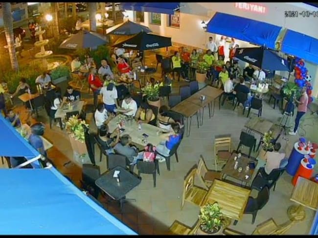 El robo se registró la noche del domingo en el Centro Comercial La Mansión. Crédito: Pantallazo del video.