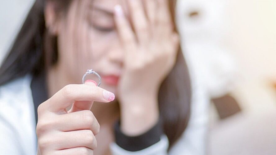 La mujer se enteró de la traición un día antes del matrimonio y decidió leer las evidencias que tenía en lugar de los votos.. Foto: Getty Images