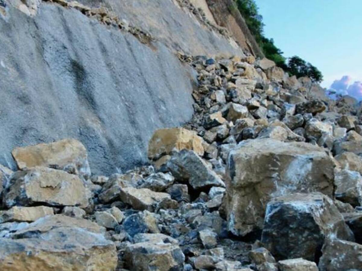Sigue el transbordo de comunidad por Topocoro tras derrumbe en vía de San Vicente