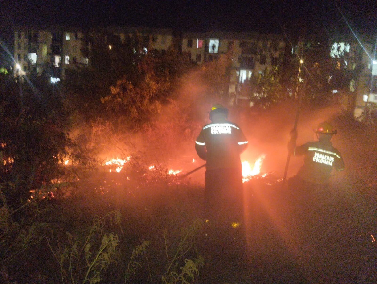 Atención de incendio de cobertura vegetal/ Bomberos Santa Marta