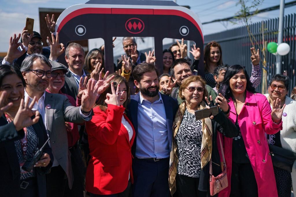 Gabriel Boric (c), junto a vecinos, hoy durante la inauguración de nuevo tramo de metro, en Santiago (Chile). El presidente de Chile, Gabriel Boric, inauguró este lunes un nuevo tramo de 14 kilómetros de la línea 3 de metro, que conectará el noroeste de Santiago con el centro en 20 minutos. Foto: EFE/ Presidencia De Chile.