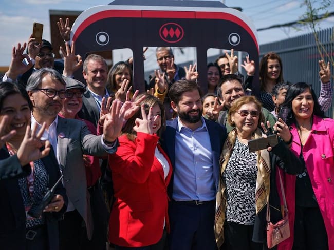 Gabriel Boric (c), junto a vecinos, hoy durante la inauguración de nuevo tramo de metro, en Santiago (Chile). El presidente de Chile, Gabriel Boric, inauguró este lunes un nuevo tramo de 14 kilómetros de la línea 3 de metro, que conectará el noroeste de Santiago con el centro en 20 minutos. Foto: EFE/ Presidencia De Chile.