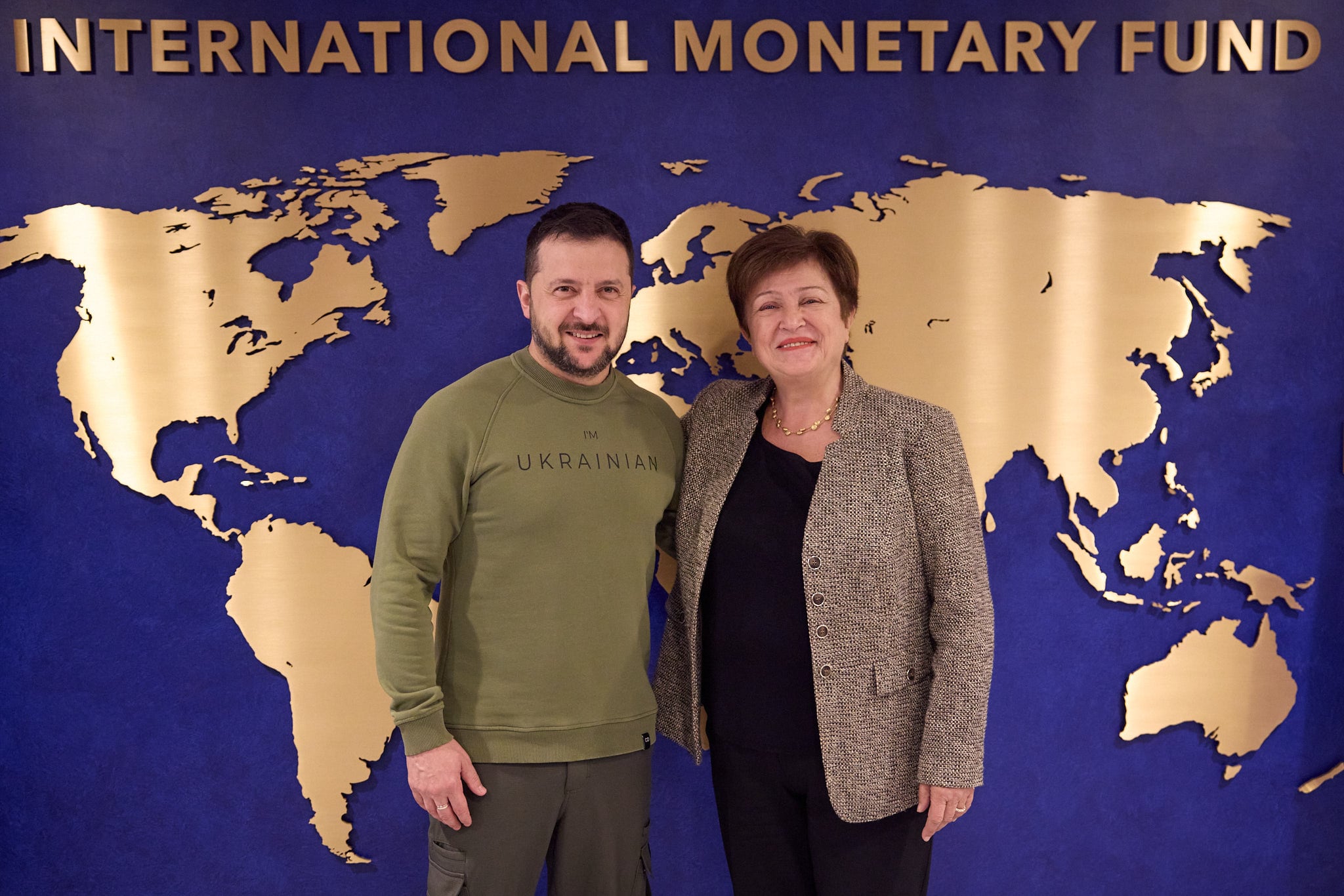 El presidente ucraniano, Volodímir Zelenski, junto a la directora del Fondo Monetario Internacional (FMI), Kristalina Georgieva, en 2023. FOTO: EFE