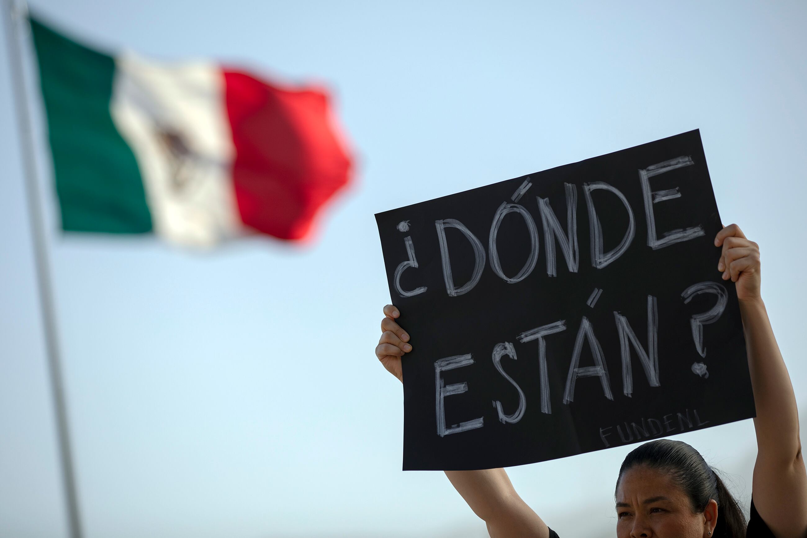 Una mujer sostiene un cartel durante la protesta sobre aumento de desaparecidos en México. FOTO: EFE/ Antonio Ojeda.
