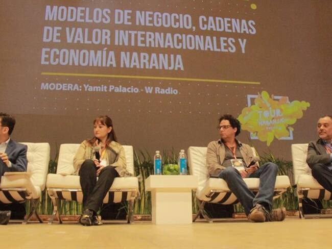 Paula Silva, regional project manager del British Council; Yamit Palacio, periodista; Mauricio Reina, investigador de Fedesarrollo; Eric Rodríguez, decano de la Facultad de Administración de Uniandes; Diego Jaramillo, director de Karisma Hotels para Latam