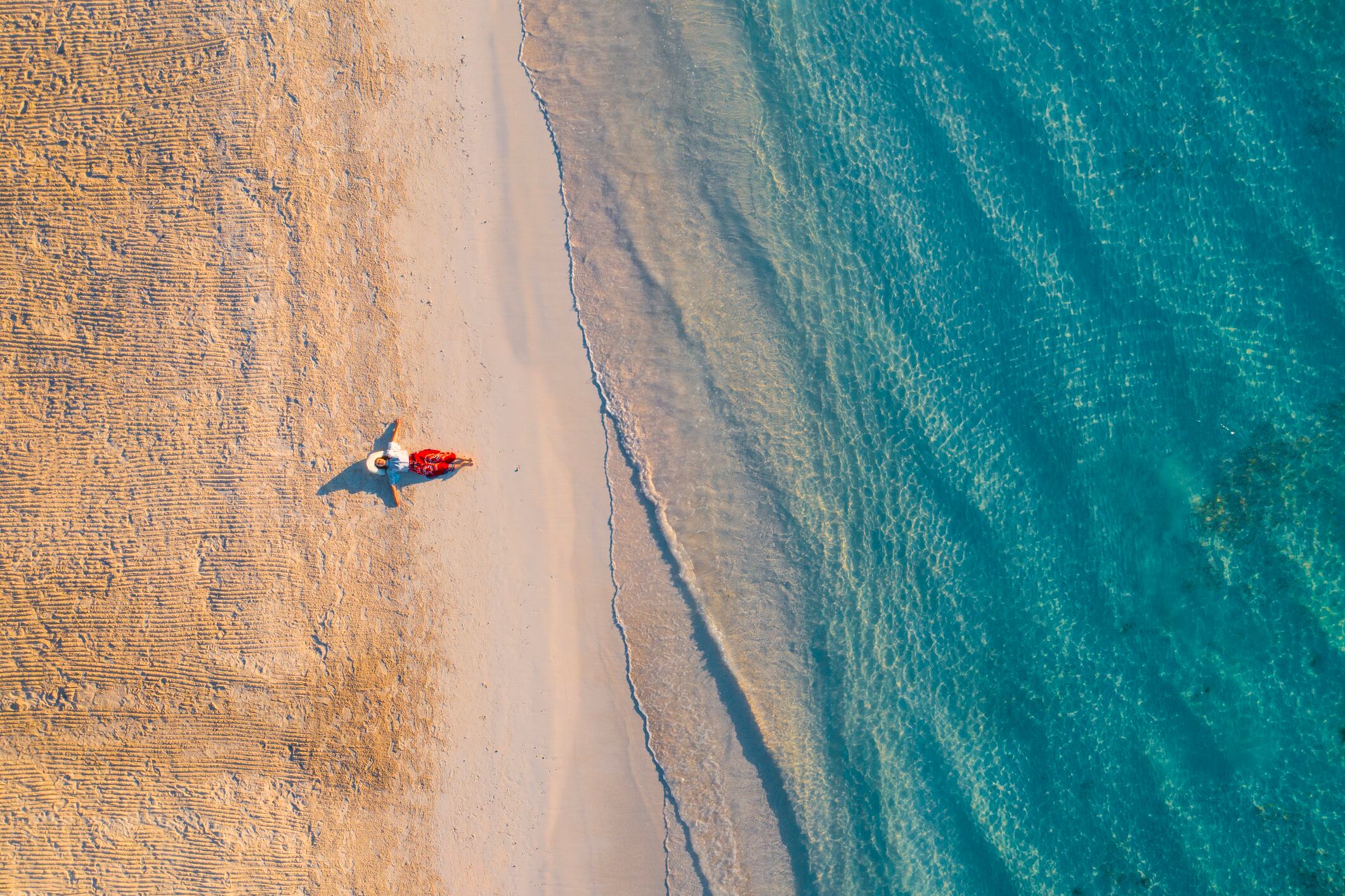 Mujer sola en la playa (Getty Images)