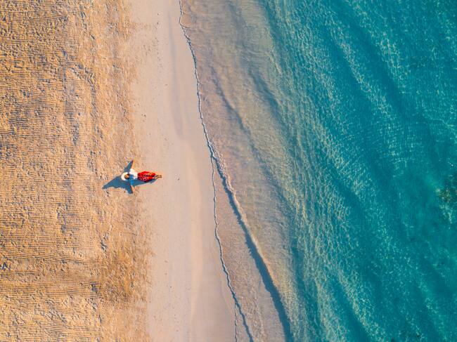 Mujer sola en la playa (Getty Images)