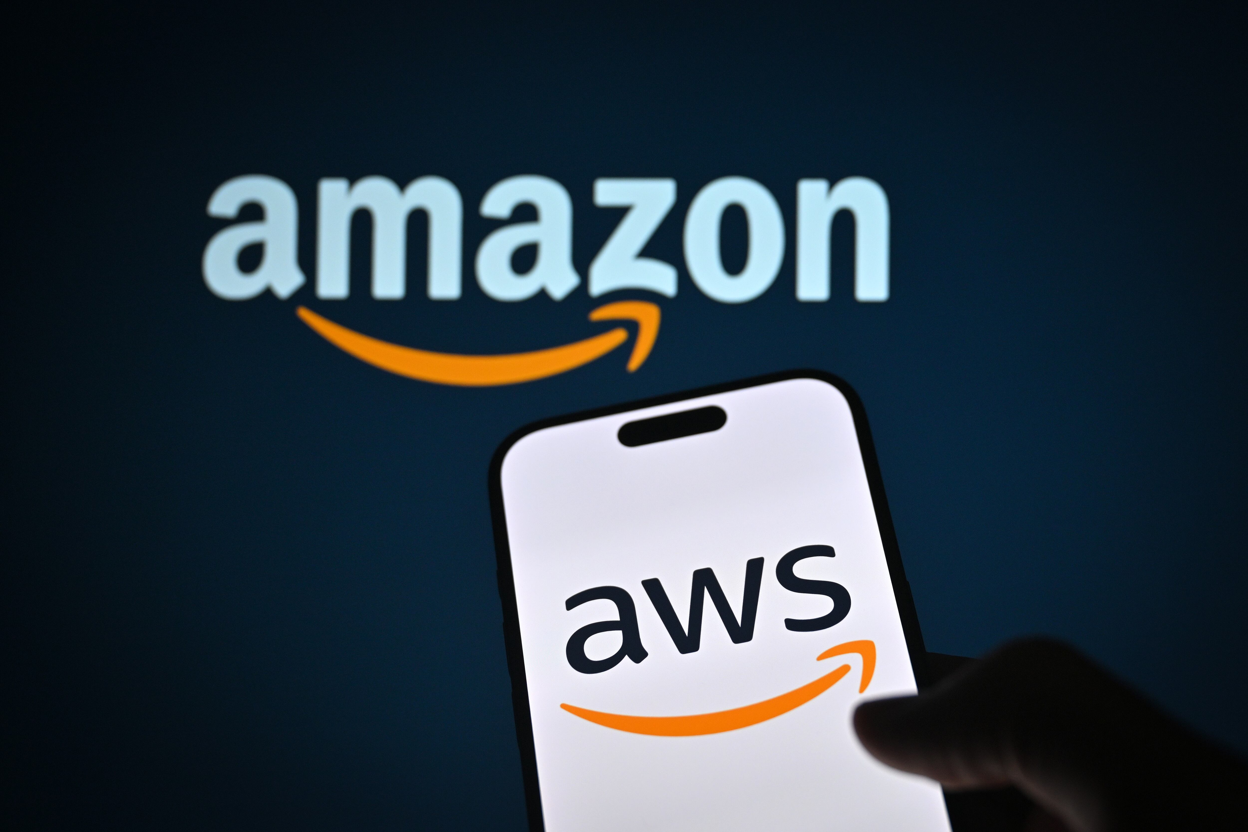 Logos de Amazon y Amazon Web Services.  FOTO: Hakan Nural/Anadolu vía Getty Images