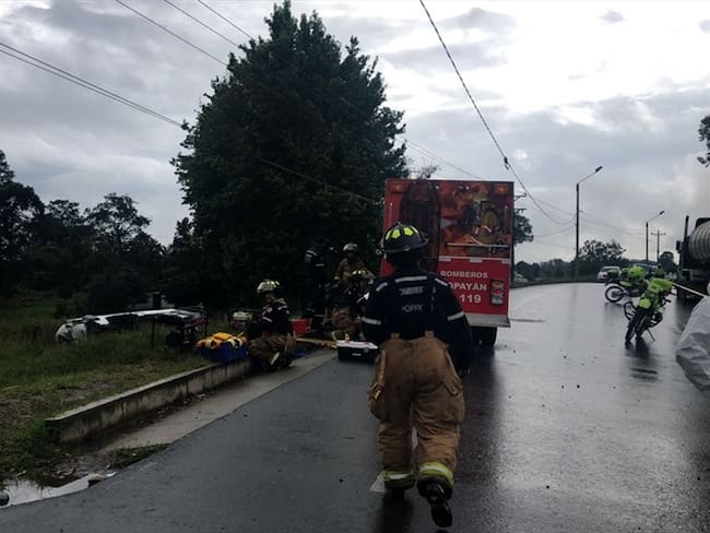 El conductor del vehículo perteneciente a la empresa San José de Pasto perdió el control por motivos que son materia de investigación. Foto: Cortesía/Bomberos