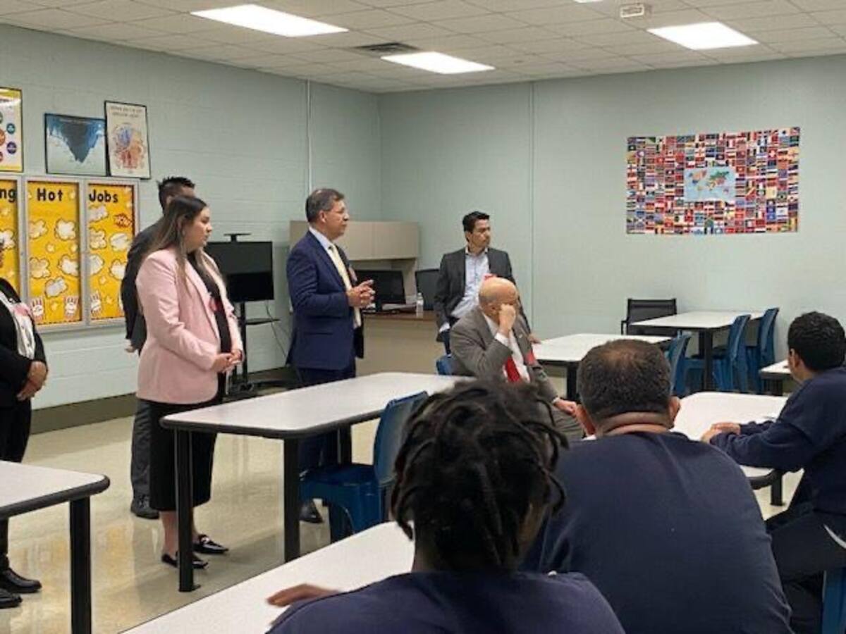 Embajador García-Peña visitó a colombianos detenidos en Texas