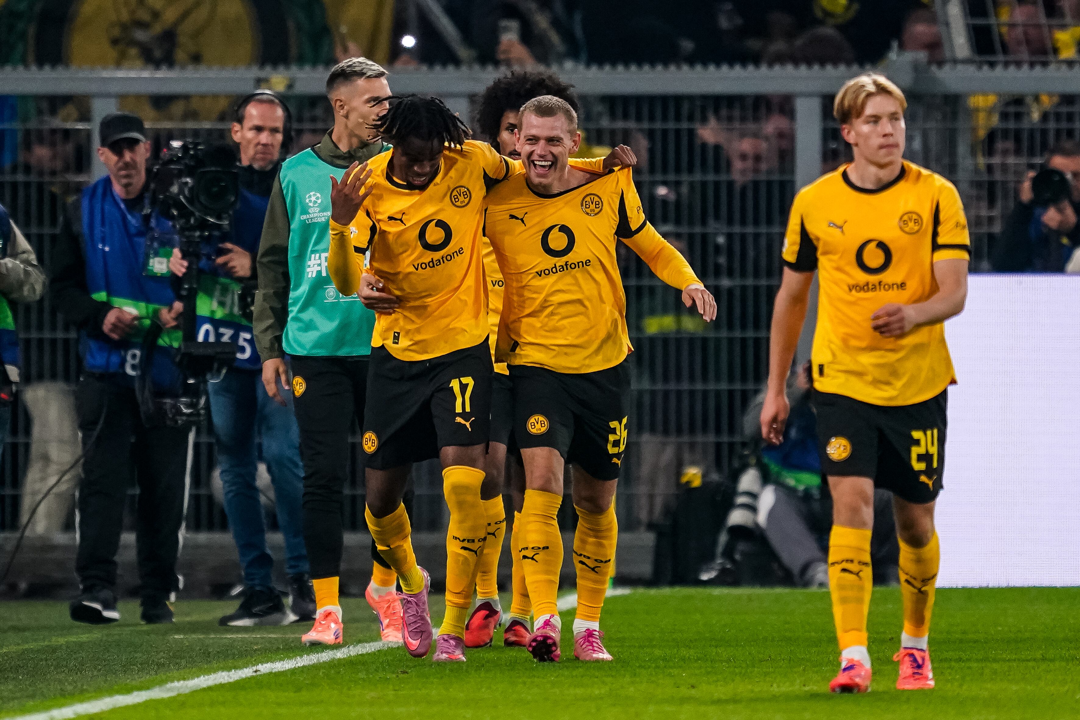 Carney Chukwuemeka celebra con Julian Ryerson durante el Dortmund vs. Athletic Club de Champions League. FOTO: Rene Nijhuis/MB Media/Getty Images