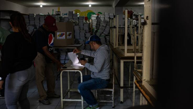Inicia el cierre de urnas en Venezuela