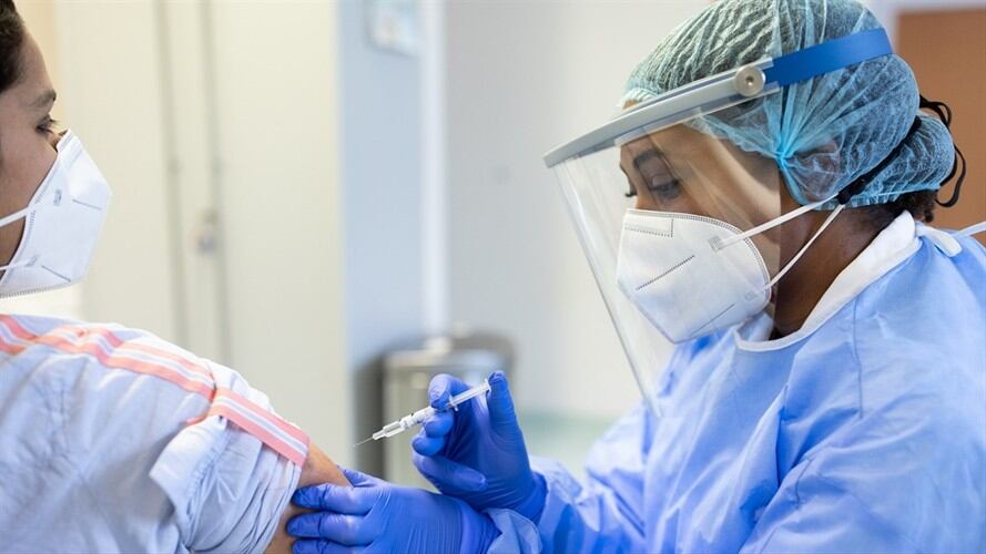 Imagen de referencia de vacunación contra el COVID-19. Foto: Getty Images / Luis Alvarez