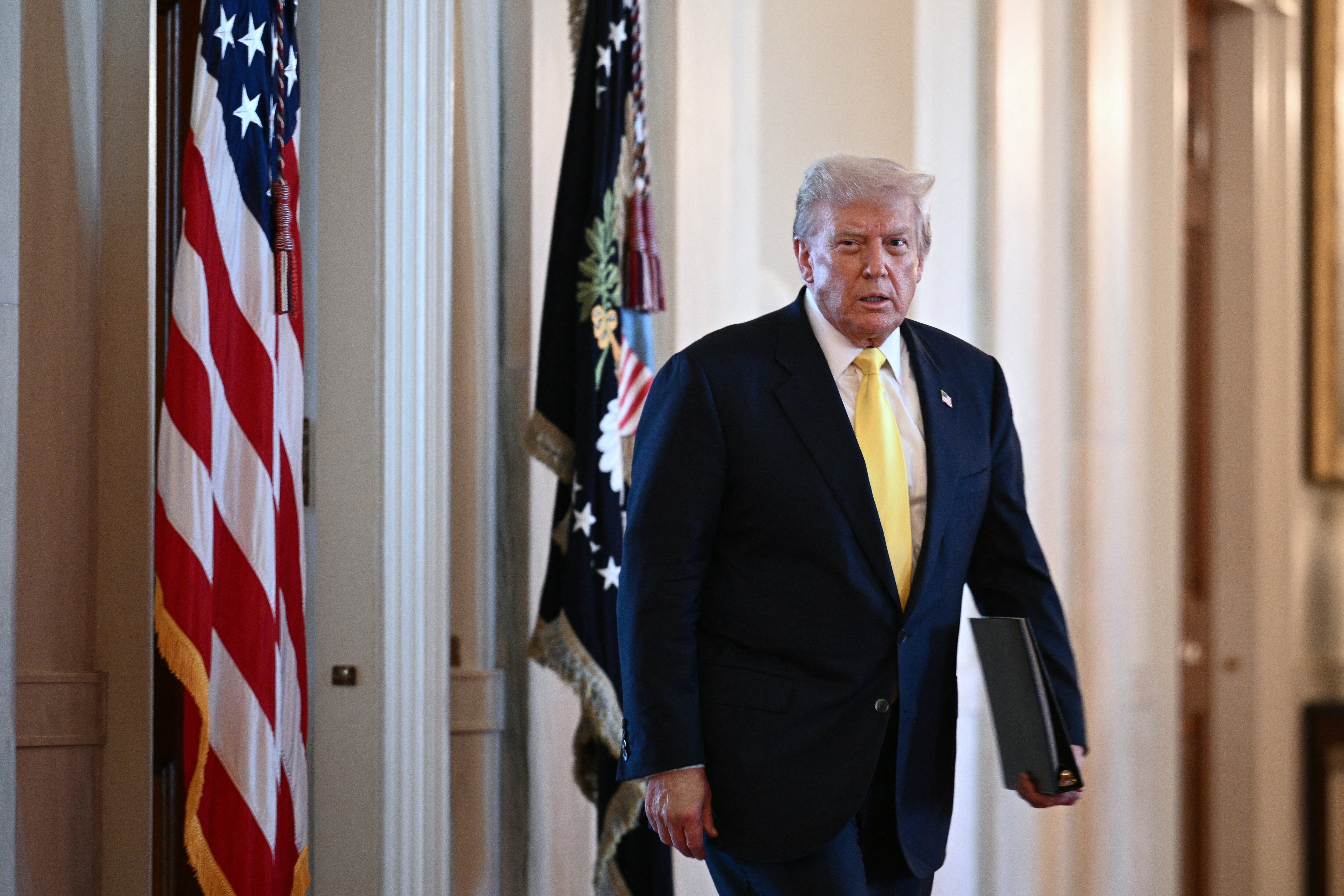 El presidente de EEUU, Donald Trump, llega a un acto por el Día Nacional del Corazón Púrpura en la Sala Este de la Casa Blanca en Washington, DC, el 7 de agosto de 2025. (Foto de BRENDAN SMIALOWSKI/AFP vía Getty Images)