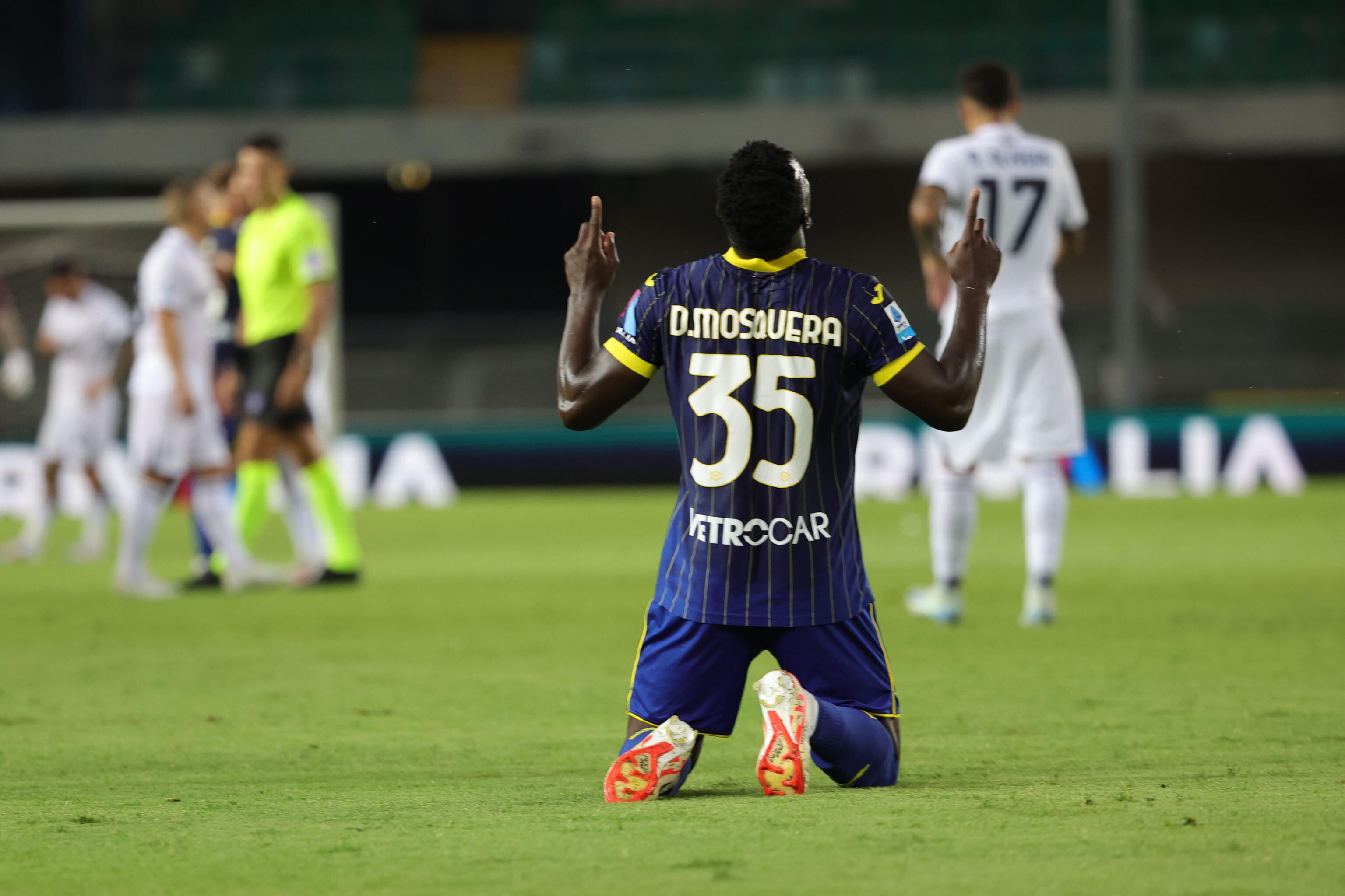 Verona (Italy), 18/08/2024.- Hellas Verona's Daniel Mosquera celebrates the victory at the end of the Italian Serie A soccer match Hellas Verona vs Napoli at the Marcantonio Bentegodi stadium in Verona, Italy, 18 August 2024. (Italia) EFE/EPA/Emanuele Pennnacchio