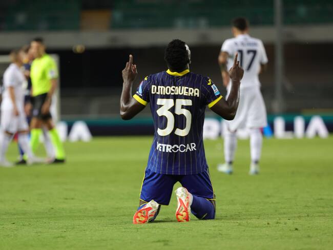 Verona (Italy), 18/08/2024.- Hellas Verona's Daniel Mosquera celebrates the victory at the end of the Italian Serie A soccer match Hellas Verona vs Napoli at the Marcantonio Bentegodi stadium in Verona, Italy, 18 August 2024. (Italia) EFE/EPA/Emanuele Pennnacchio