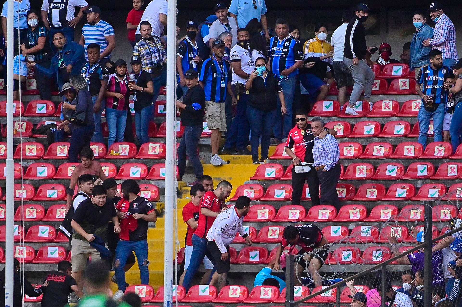 Fue suspendida el resto de la jornada del fútbol mexicano por violencia en partido Querétaro-Atlas