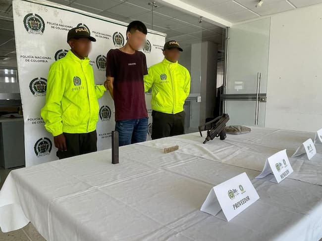 Capturan a integrante de las AGC en Cartagena con subametralladora. Foto: Suministrada.