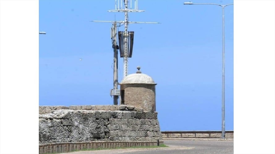Son cerca de tres antenas como estas las que han instalado en el Centro Histórico. Foto: Cortesía