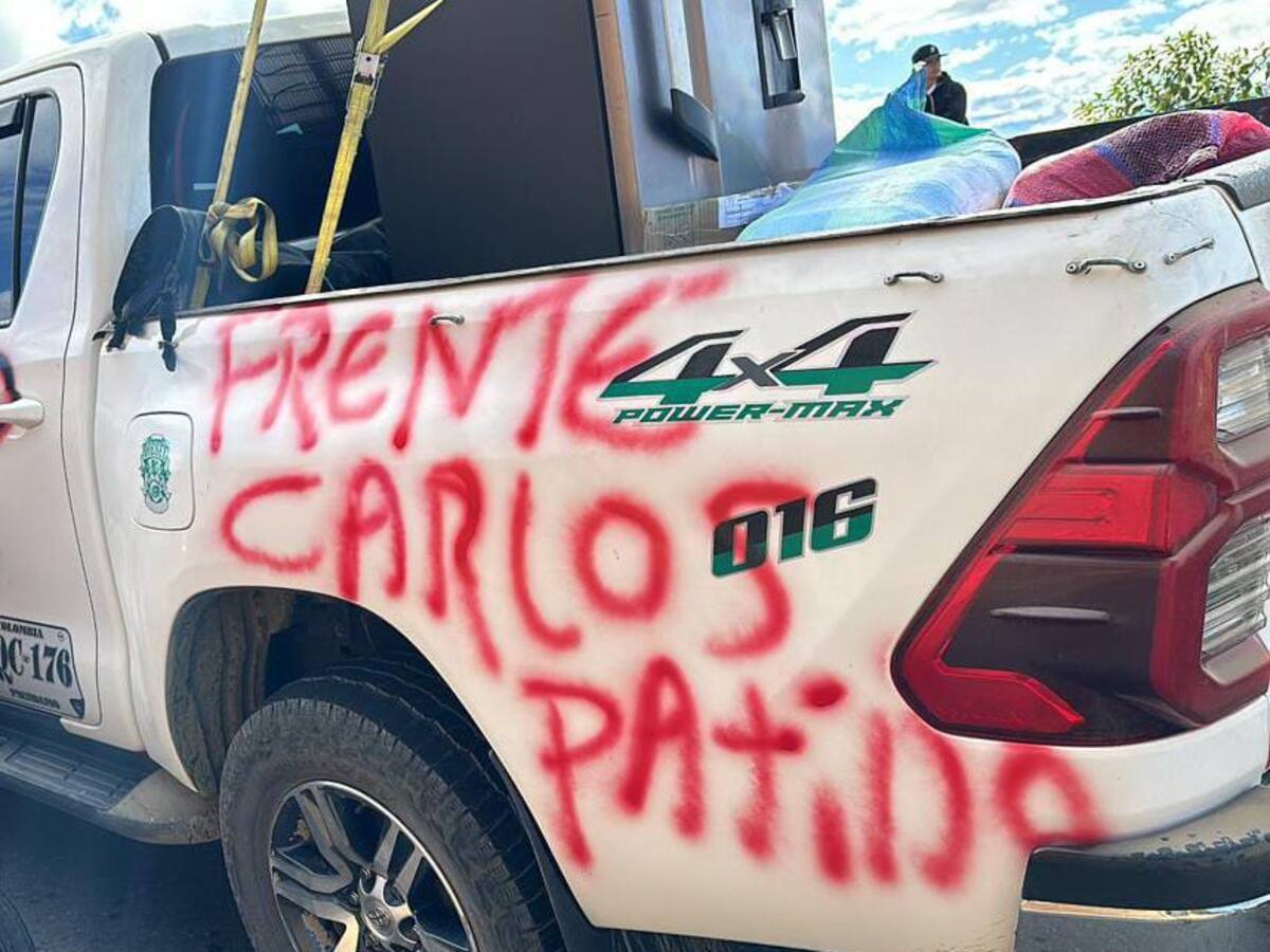 Varios vehículos fueron pintados en retén ilegal de disidencias Farc al sur del Cauca