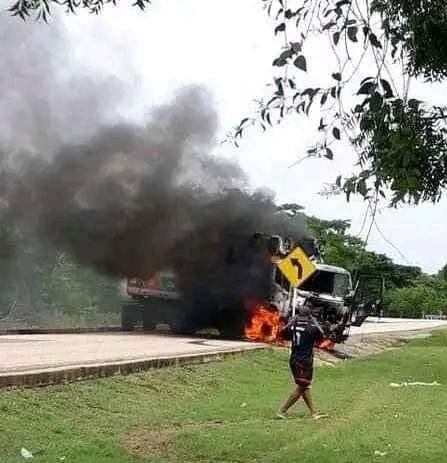 Camión incinerado en paro armado del Clan del Golfo