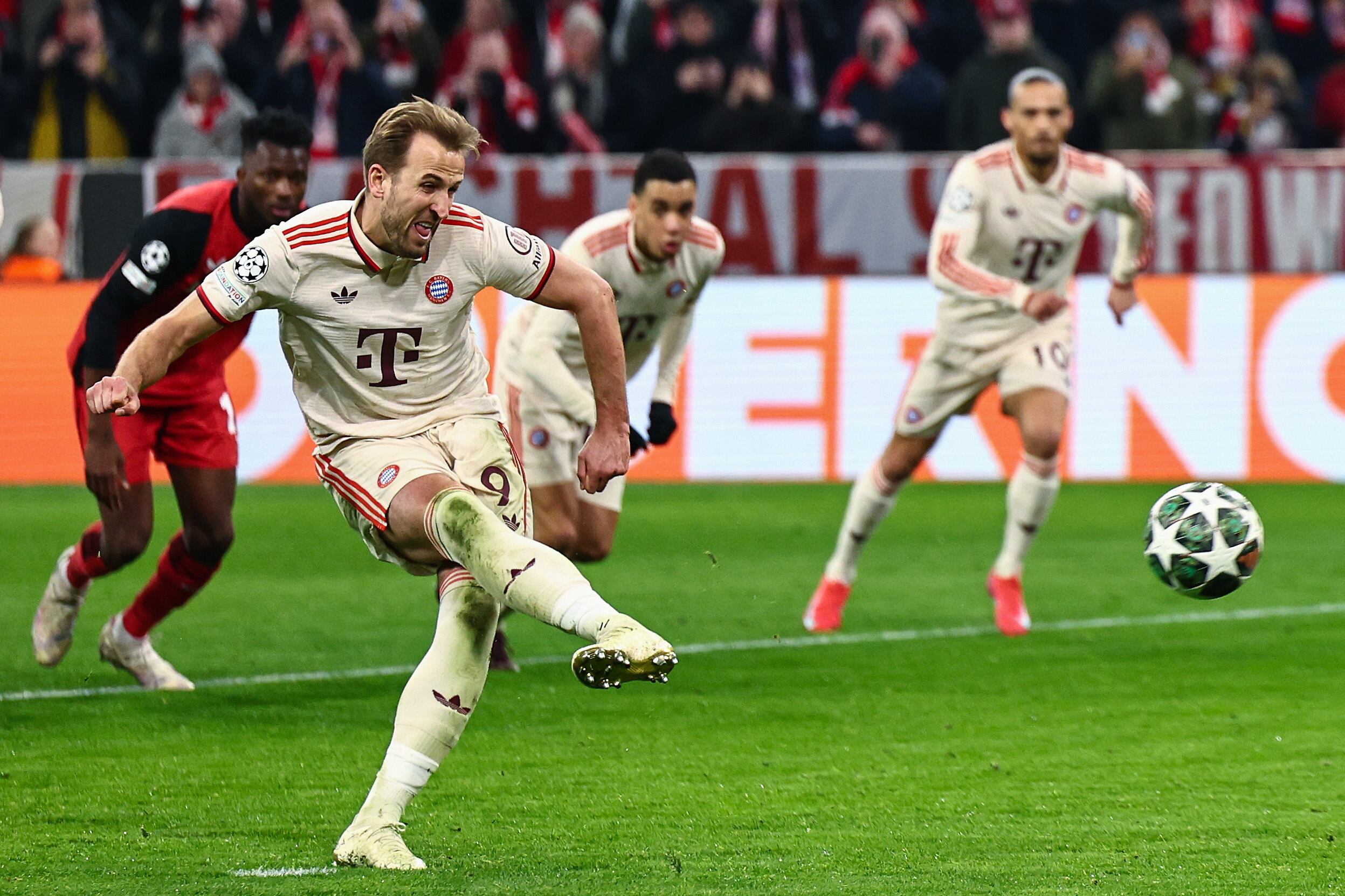 MUNICH (Germany), 05/03/2025.- Harry Kane of Bayern (L) scores the 3-0 goal from the penalty spot during the UEFA Champions League Round of 16, 1st leg soccer match between FC Bayern Munich and Bayer 04 Leverkusen, in Munich, Germany, 05 March 2025. (Liga de Campeones, Alemania) EFE/EPA/ANNA SZILAGYI