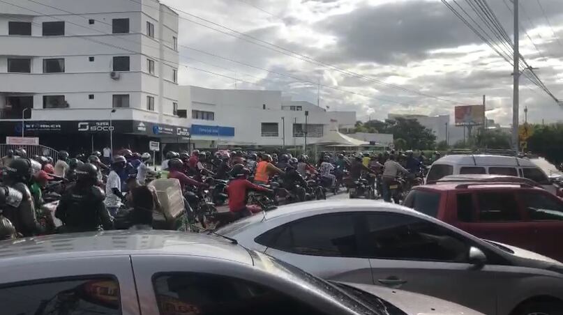Bloqueo de motorizados en la zona de El Amparo, en el sur de Cartagena, en rechazo a la medida de la Alcaldía que prohíbe el parrillero hombre hasta el 5 de diciembre. Foto: WRadio