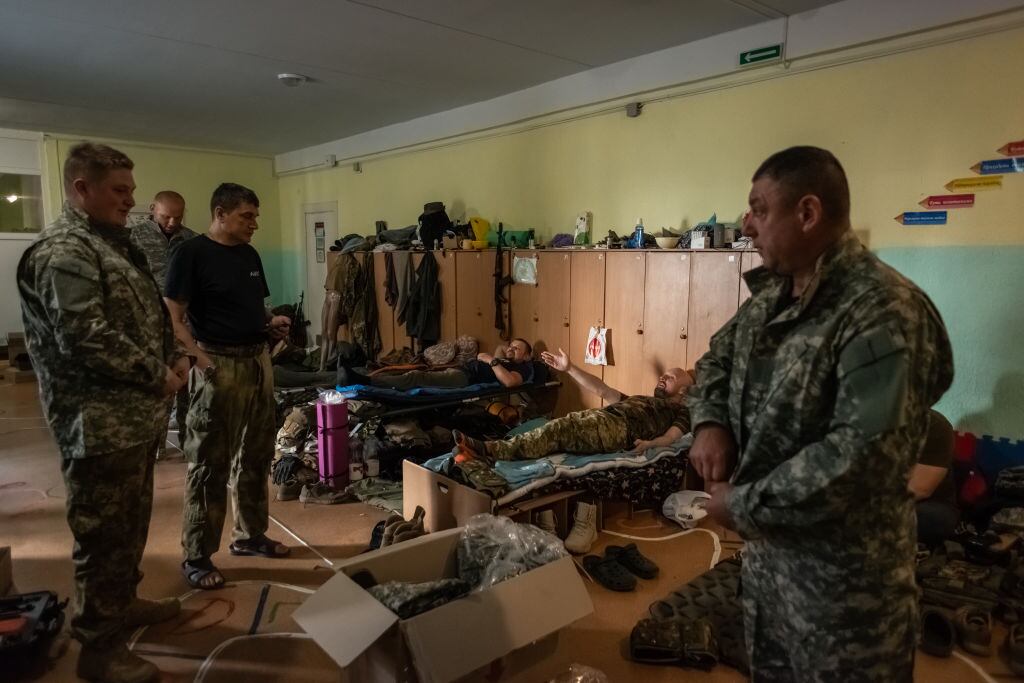 Voluntarios del 206º batallón de defensa territorial llegados de Kiev. (Photo by Matteo Placucci/NurPhoto via Getty Images)
