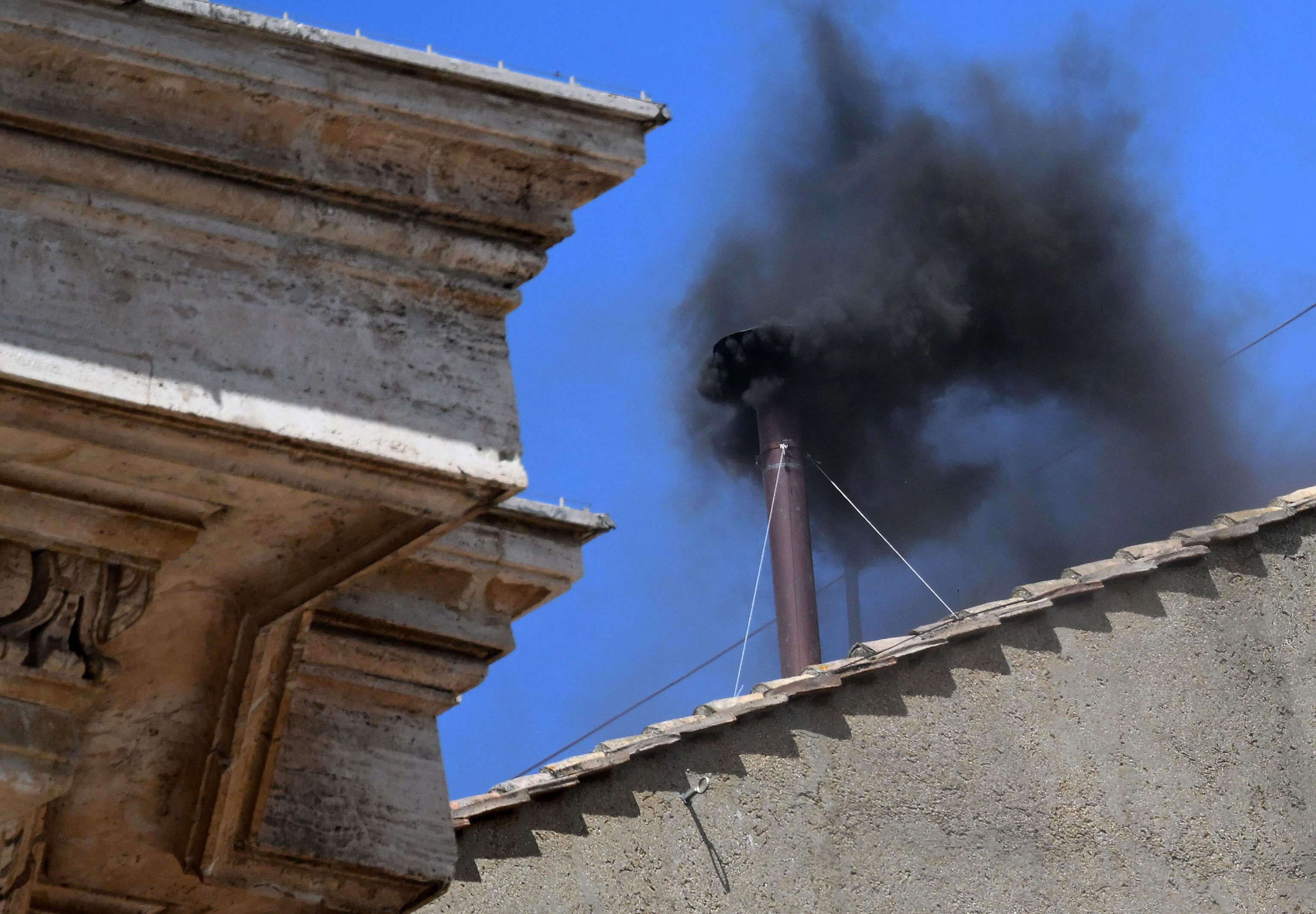 Nuevamente hay humo negro en la chimenea de la Capilla Sixtina: no hay papa 