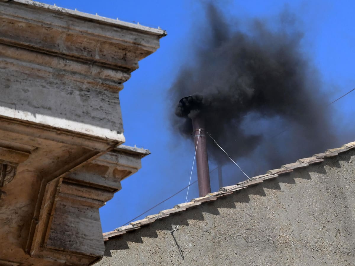 Nuevamente hay humo negro en la chimenea de la Capilla Sixtina: no hay papa