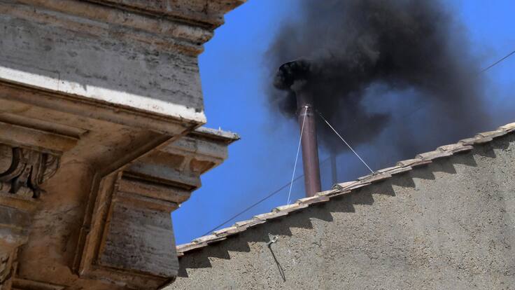 Nuevamente hay humo negro en la chimenea de la Capilla Sixtina: no hay papa