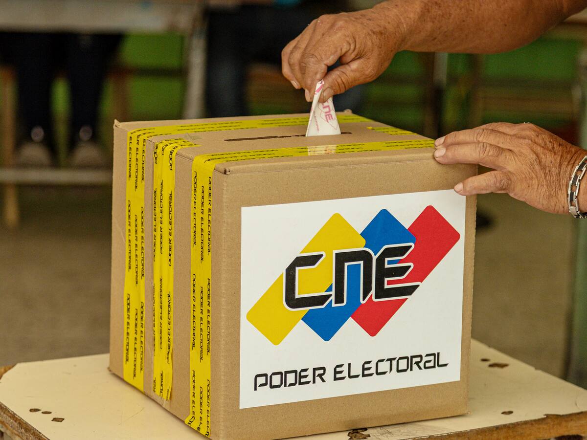 Consejo Nacional Electoral extiende por una hora más el proceso de votación en Venezuela