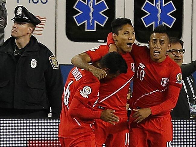 Jugadores de Perú celebran el triunfo ante Brasil. Foto: Agencia EFE