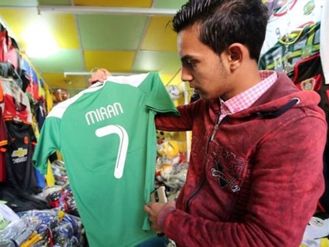 Las camisetas de fútbol son una prenda que identifica a los aficionados de todo el mundo.. Foto: BBC Mundo
