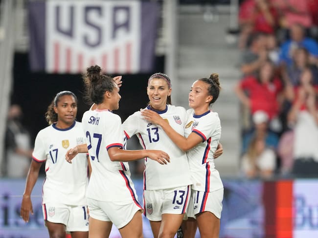 Alex Morgan con sus compañeras de la Selección Femenina de Estados Unidos. (Photo by Brad Smith/ISI Photos/Getty Images)