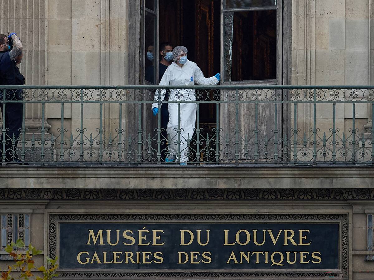 Investigadores del robo del museo Louvre tienen más de 150 pruebas que dejaron los ladrones