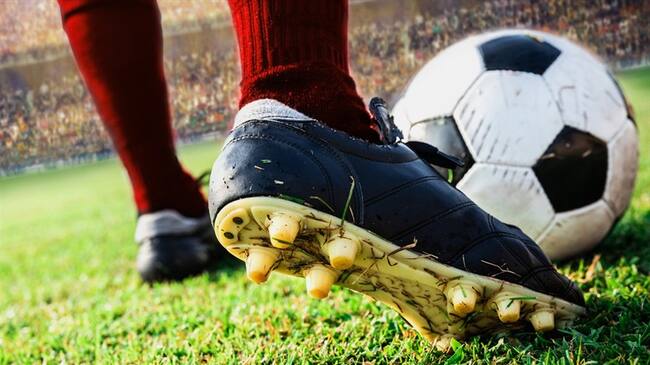 EL "balonazo" que recibió periodista deportiva en plena transmisión. Foto: Getty Images