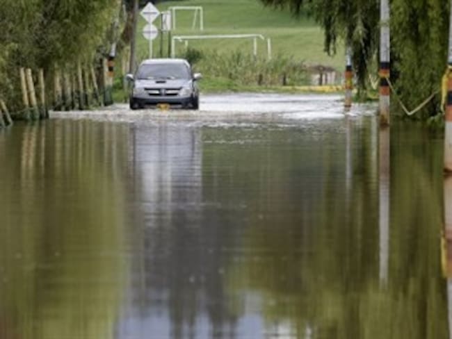 Fuertes lluvias ocasionan inundación de vía Guaymaral y desbordamiento de laguna de Fúneque