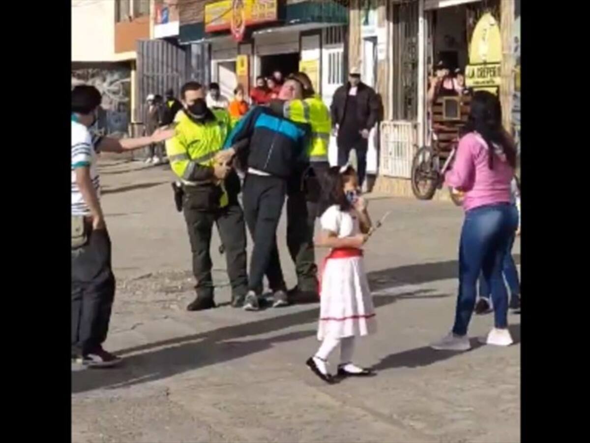 (Video) Entre lágrimas, niña ruega a policías que no sujeten a su papá del cuello