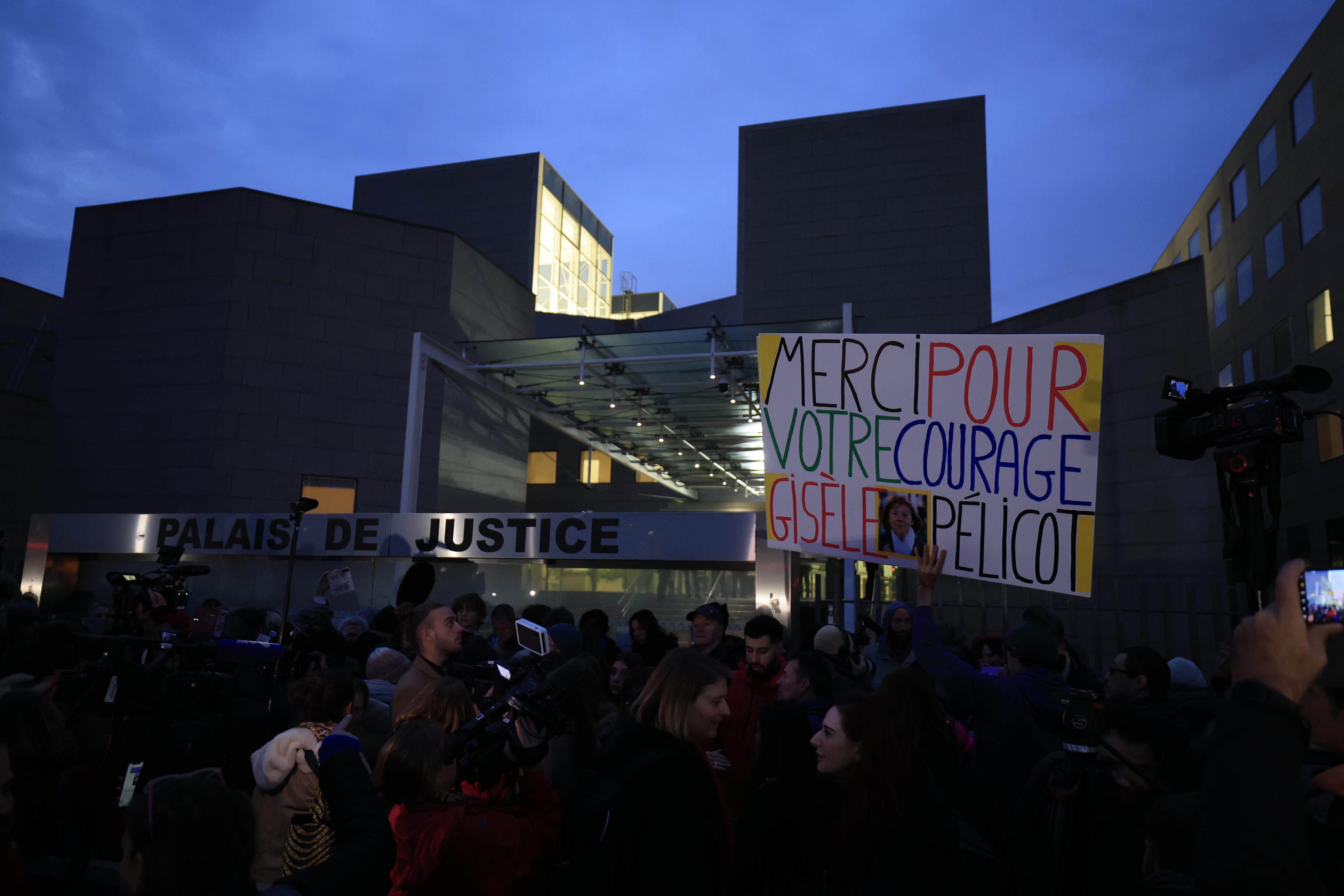 Aviñón (Francia), 02/12/2024.- Una mujer sostiene un cartel en el que se lee «Gracias por tu valentía Gisele Pelicot» frente al tribunal penal antes del juicio de Dominique Pelicot. EFE/EPA/GUILLAUME HORCAJUELO