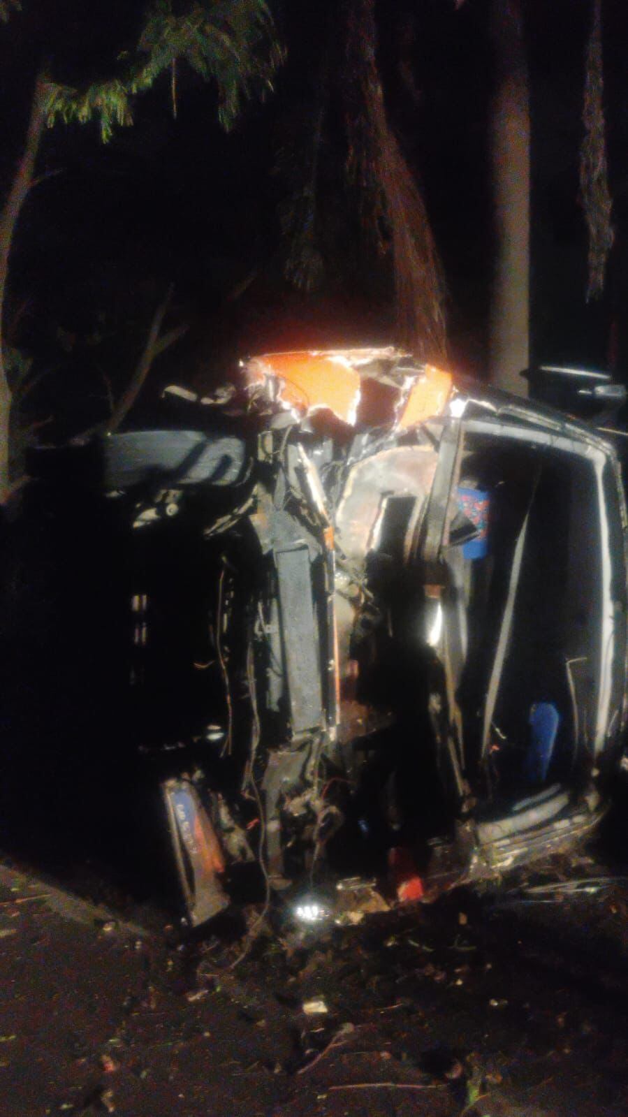 El bus perdió el control y se salió de la vía, impactando contra un árbol.