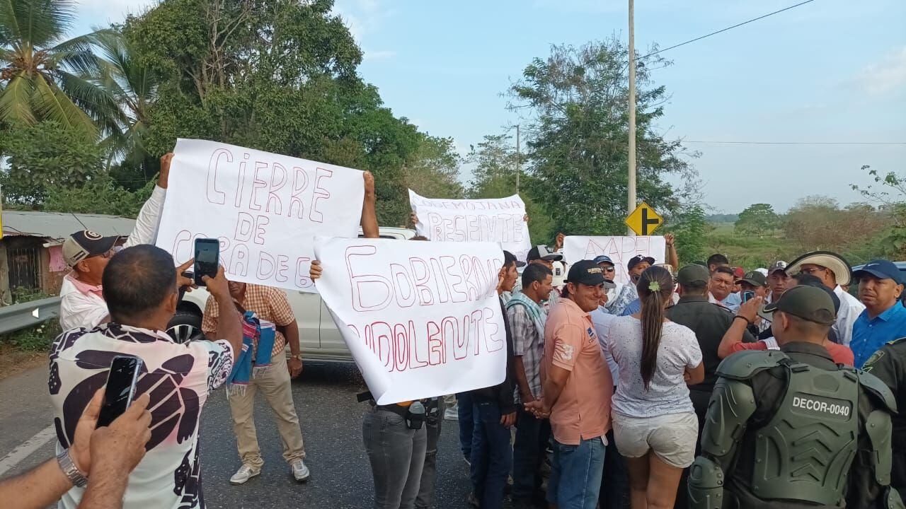 Bloqueo en el puente San Jorge. Foto: cortesía comunidades de La Mojana.
