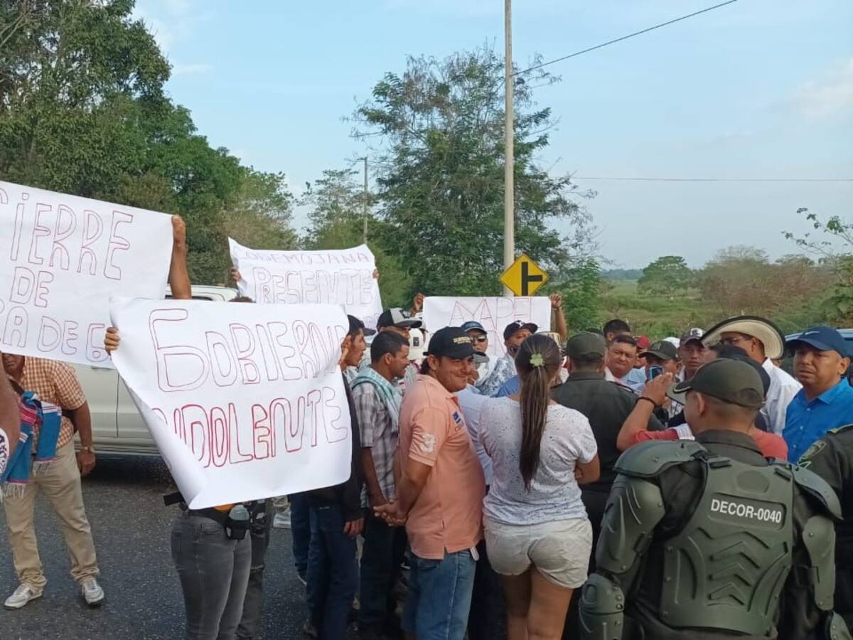 Damnificados por las inundaciones en La Mojana se tomaron el puente San Jorge